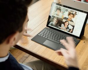 شخص يشارك في مكالمة فيديو عبر حاسوب محمول – صورة توضيحية للتحضير للمقابلة
